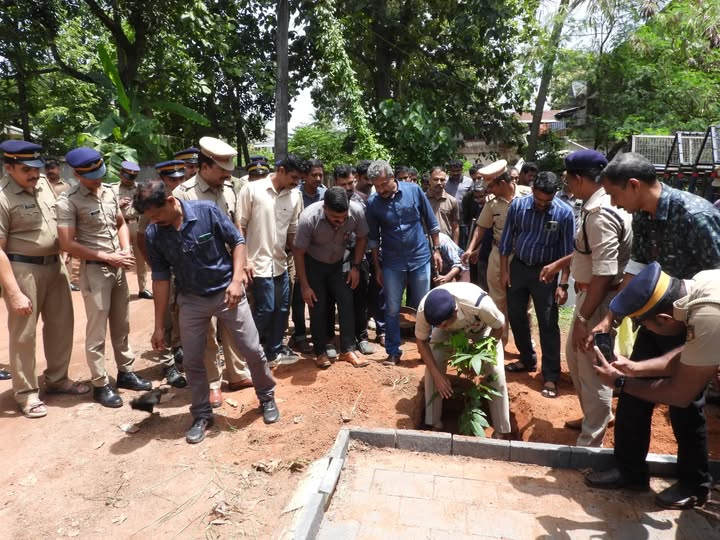 പരിസ്ഥിതി ദിനമായ ജൂൺ 5 ന് തൃശ്ശൂർ റൂറൽ ജില്ല പോലീസ് മേധാവി B.കൃഷ്ണകുമാർ IPS വൃക്ഷത്തൈകൾ നട്ടു.