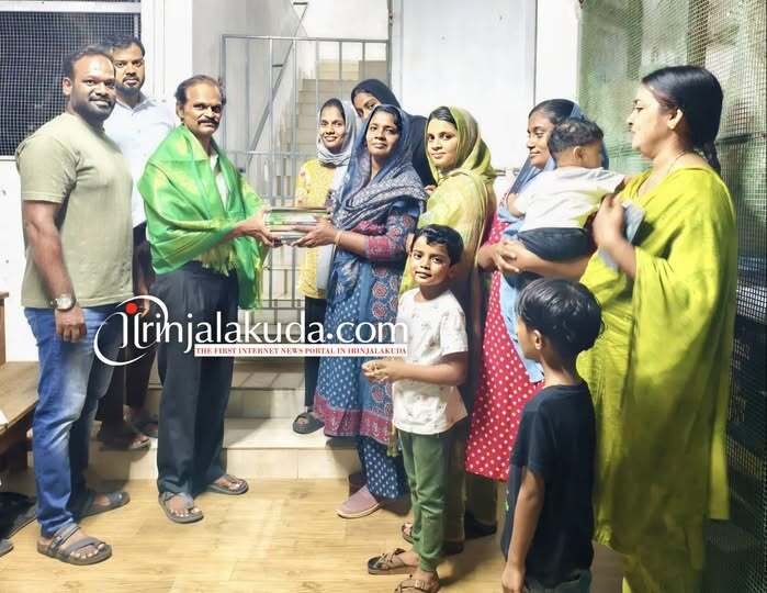 ആദരിച്ചു. ആദരിച്ചു.